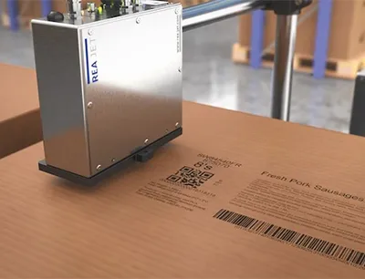 Gestochen scharf und verlässlich kennzeichnet das Direktdrucksystem Verpackungskartons mit hochaufgelösten Etiketteninhalten, Bild: Rea Elektronik Direktdrucksystem REA JET UP