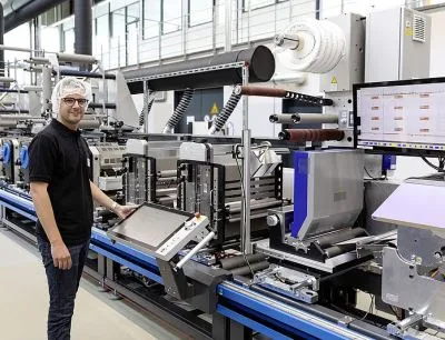 Bei der Schreiner Group ist er schon seit vielen Jahren - inzwischen leitet Fillip Wonnemann die neue Fertigungslinie Pharma-Tac 1 in Dorfen, Bild: Schreiner Group Bei der Schreiner Group ist er schon seit vielen Jahren - inzwischen leitet Fillip Wonnemann die neue Fertigungslinie Pharma-Tac 1 in Dorfen