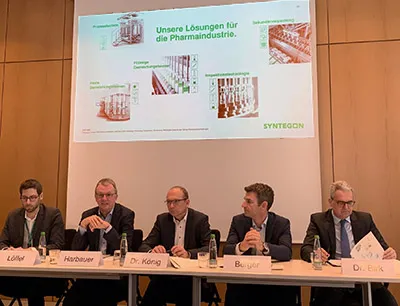 v.l.n.r.: Patrick Löffel, Pressesprecher, Dr. Stefan König, Vorsitzender Geschäftsführung bei Syntegon Technology, Uwe Harbauer, Geschäftsführer Pharma, Clemens Berger, Geschäftsführer Food sowie Dr. Dietrich Birk, Geschäftsführer, VDMA Baden-Württemberg, Bild: Susanne Woggon, pharmaindustrie-online.de Syntegon Geschäftsführung