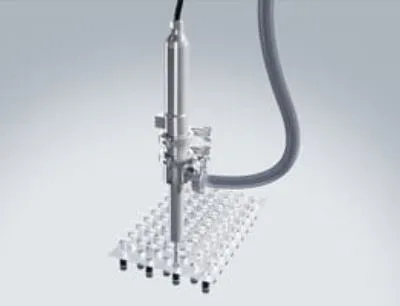 Pharma Dispenser bei der Befüllung von Spritzen über den Verschluss-Stopfen, Bild: Viscotec Pharma Dispenser bei der Befüllung von Spritzen über den Verschluss-Stopfen