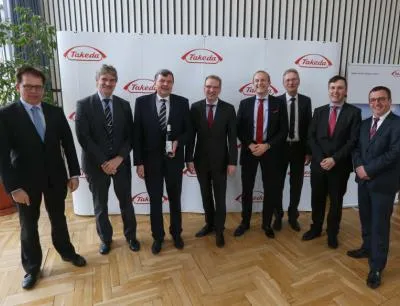 Egmont Hamelow, stellvertretender Landrat (2.v.l.), Hendrik Fischer, Wirtschaftsstaatssekretär (4.v.l.), Bürgermeister Alexander Laesicke (2.v.r.) und die Kollegen von Takeda gratulierten Hans-Joachim Kaatz (3.v.l.) zum Erreichen des Ruhestands, Bild: Takeda Hans-Joachim Kaatz wird feierlich in den Ruhestand verabschiedet