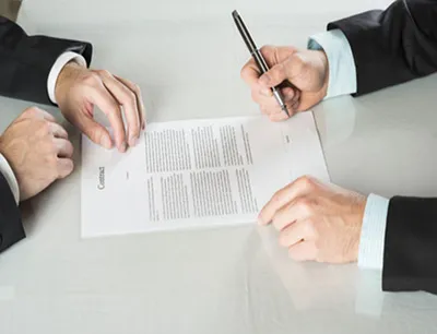 Im Rahmen der strategischen Partnerschaft, sollen gemeinsam Therapieformen entwickelt werden, die das Immunsystem dazu anregen sollen, Tumore anzugreifen, Bild: © Halfpoint - Fotolia.com Vertragsunterzeichnung