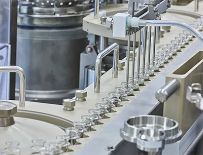 Vetter ist Partner für forschende Pharmaunternehmen im Bereich der Entwicklung, Herstellung und Verpackung komplexer injizierbarer Medikamente