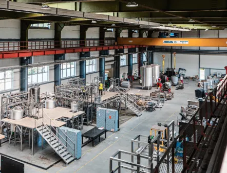 In der Fertigungshalle von Cooptech sind alle Voraussetzungen gegeben, um Factory Acceptance Tests (FAT) sowie Inspektionen (IQ/OQ) an fertigen Behältern, unabhängigen Anlagen/Skids oder vormontierten Produktionslinien durchzuführen