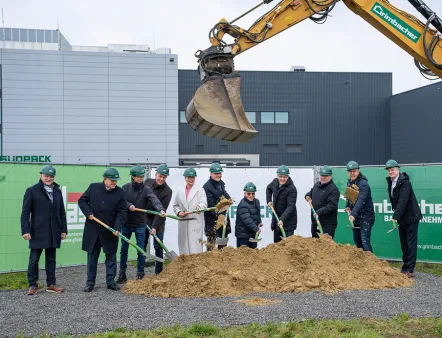 Symbolischer Spatenstich bei Südpack in Erolzheim, um neue Flächen für die Produktion von Pharmaguard sowie für die Regranulierung der produktionsbedingten Kunststoffabfälle zu schaffen