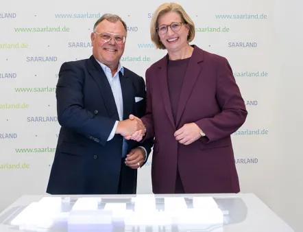Anke Rehlinger, Ministerpräsidentin Saarland, und Senator h.c. Udo J. Vetter, Beiratsvorsitzender und Mitglied der Inhaberfamilie Vetter, mit dem Modell für den neuen, mehrstufigen Produktionsstandort in Saarlouis