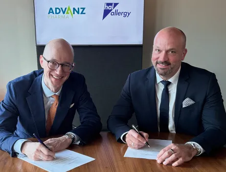 Dr. Dr. Philip Boehme (li.), CEO von Hal Allergy, und Dr. Piero Sciotto (re.), Vice President DACH & Managing Director von Advanz Pharma, unterzeichnen mehrjährige strategische Vertriebspartnerschaft