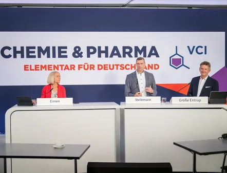 v.l.n.r: Ilka Ennen, Leiterin der VCI-Pressestelle; Dr. Markus Steilemann, Präsident VCI und CEO Covestro und Dr. Wolfgang Große Entrup, Hauptgeschäftsführer VCI auf der Halbjahrespressekonferenz am 16. Juli 2026 in Frankfurt am Main